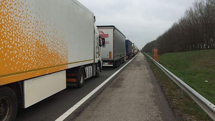 Kamioni na Horgošu pet sati